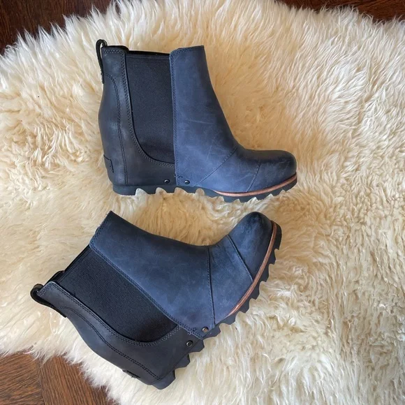 Like new Sorel Lea Wedge navy and black attic blue Chelsea boot hidden wedge - Picture 1 of 6